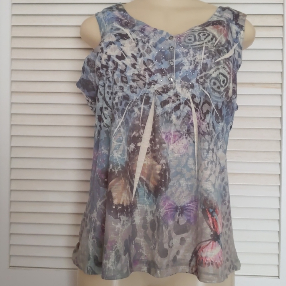 Lightweight sleeveless top